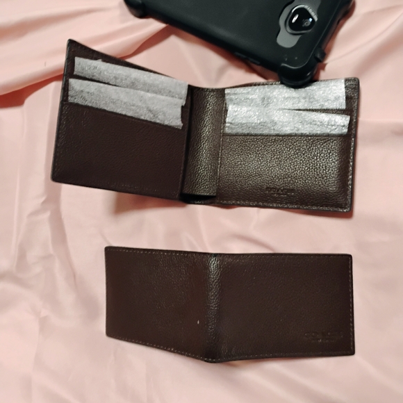 COACH wallet - Picture 2 of 4